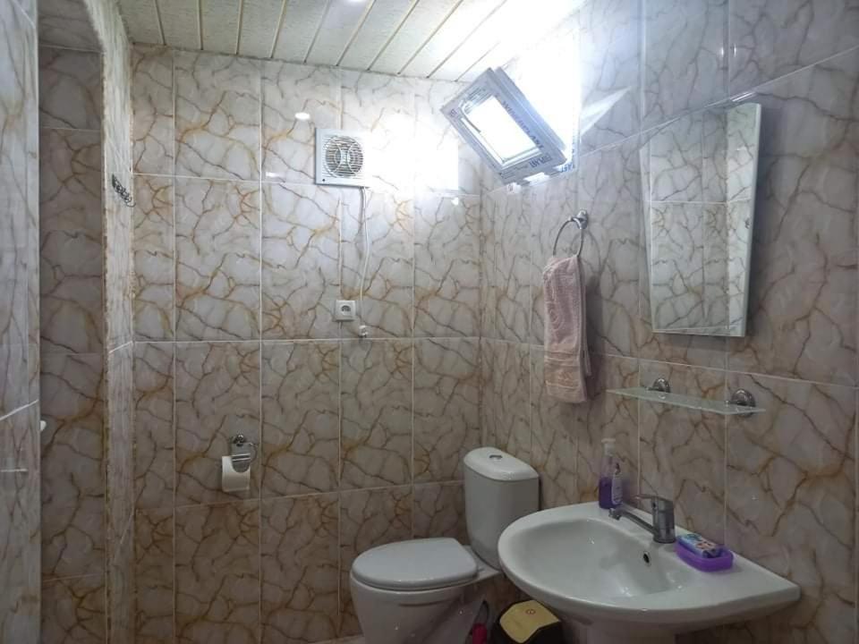 Guest House Fazisi คูทายสิ ภายนอก รูปภาพ